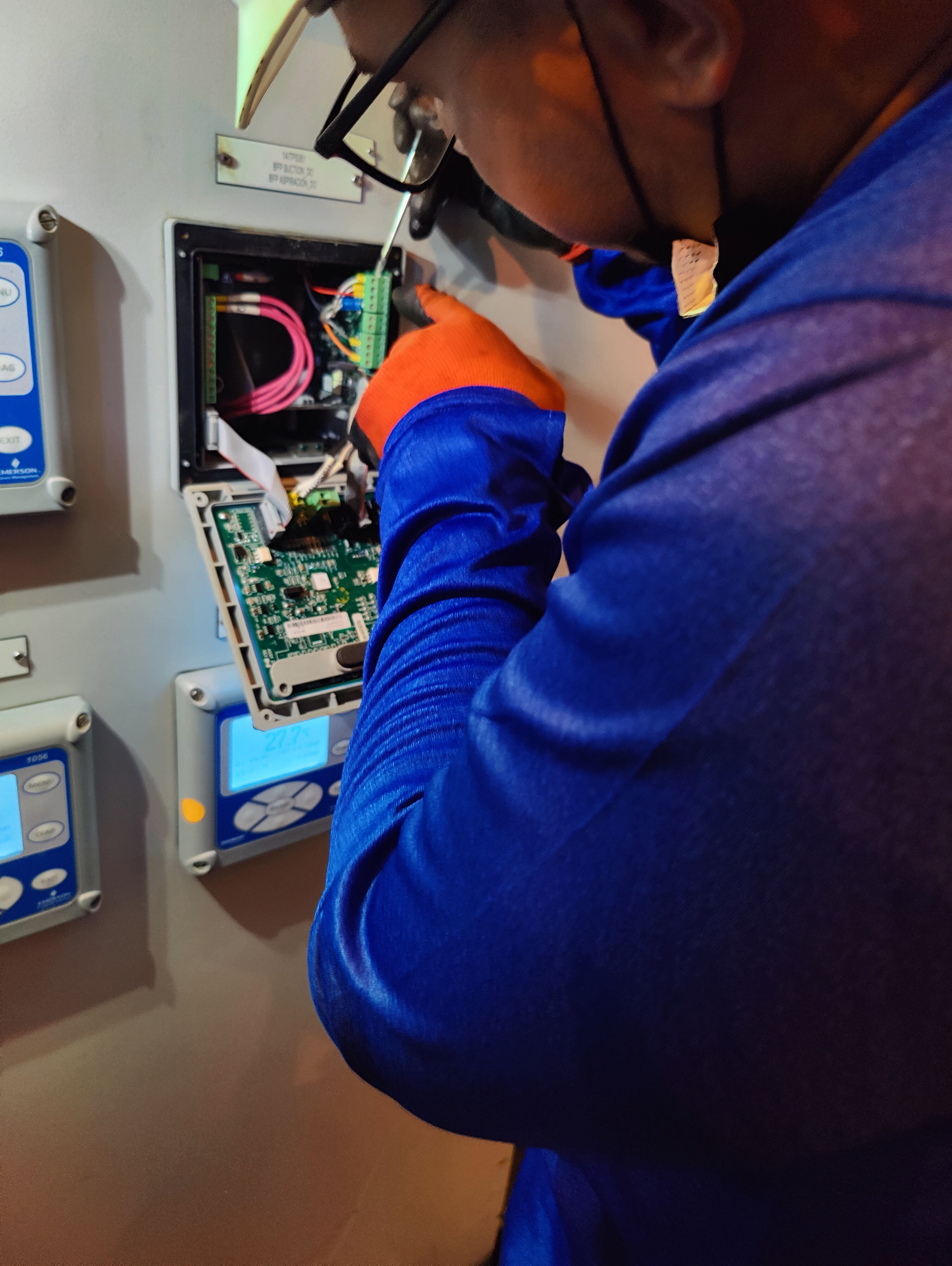 Personal ATS realizando mantenimiento industrial