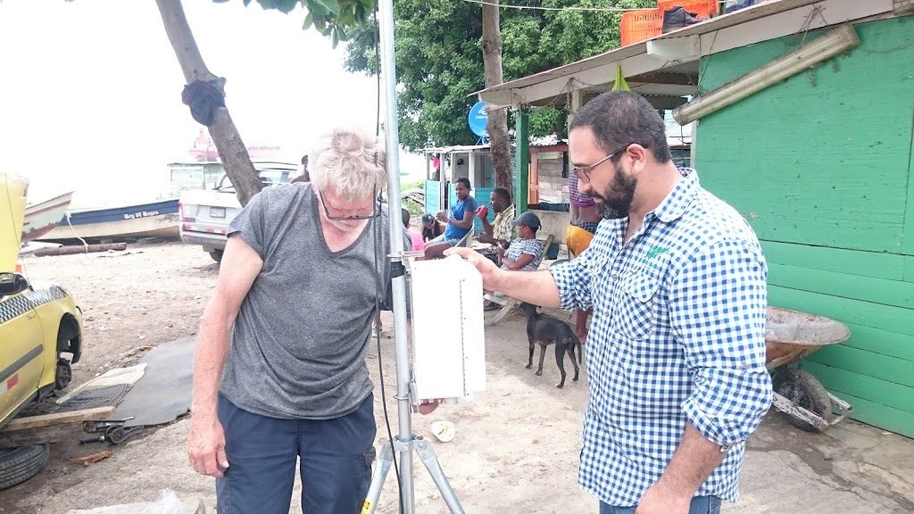 Estación meteorológica instalada en campo